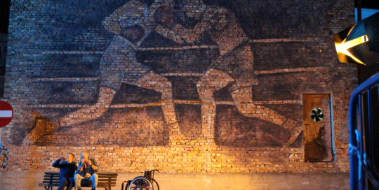Scenografia, mural do filmu, bokserzy, malowidło PRL,film, Underdogm, Mamed Khalidov