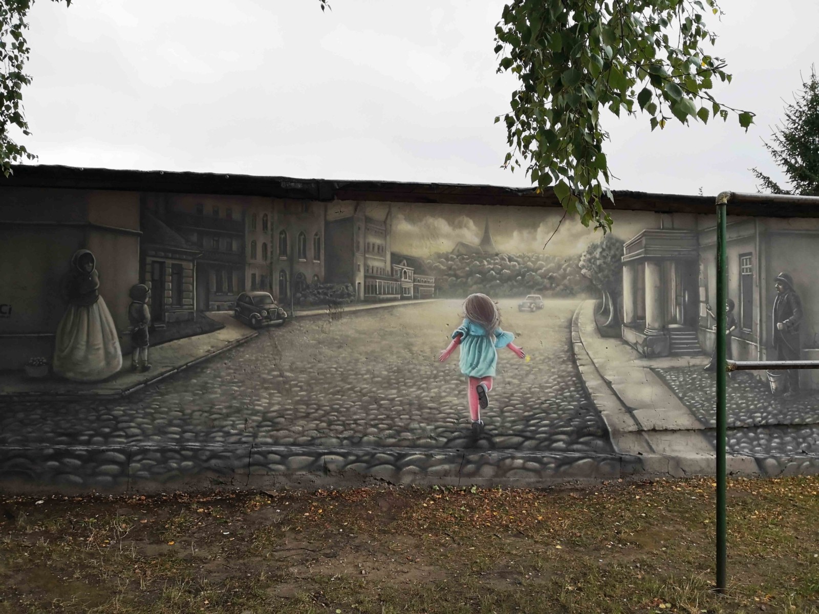 dziewczynka biegnie mural