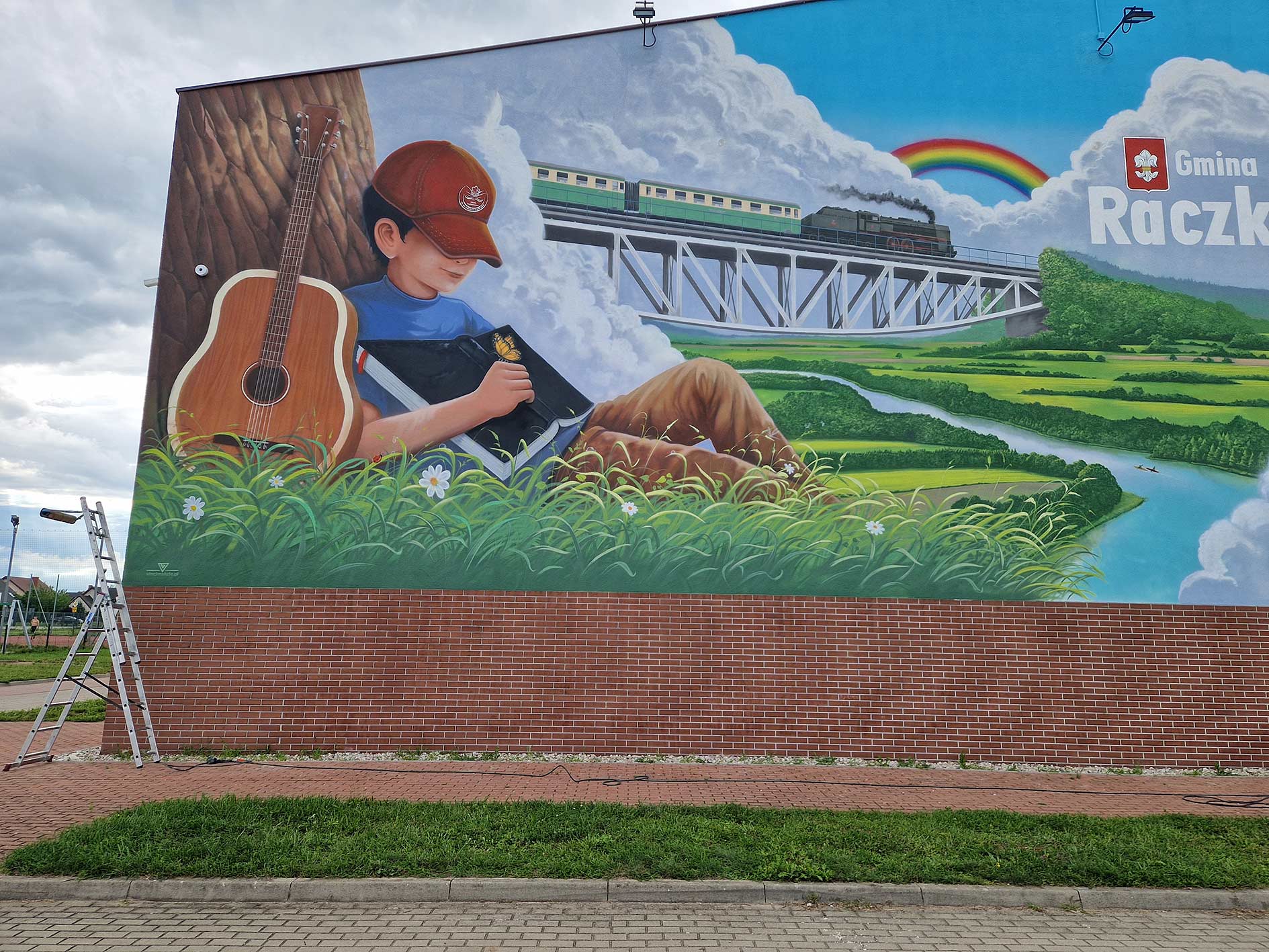 mural, szkoła podstawowa, mural UV, farby ultrafioletowe, montaż lamp UV, pałac Paca, Raczki, Gmina, Wieża widokowa, rospuda, ciuchcia, most