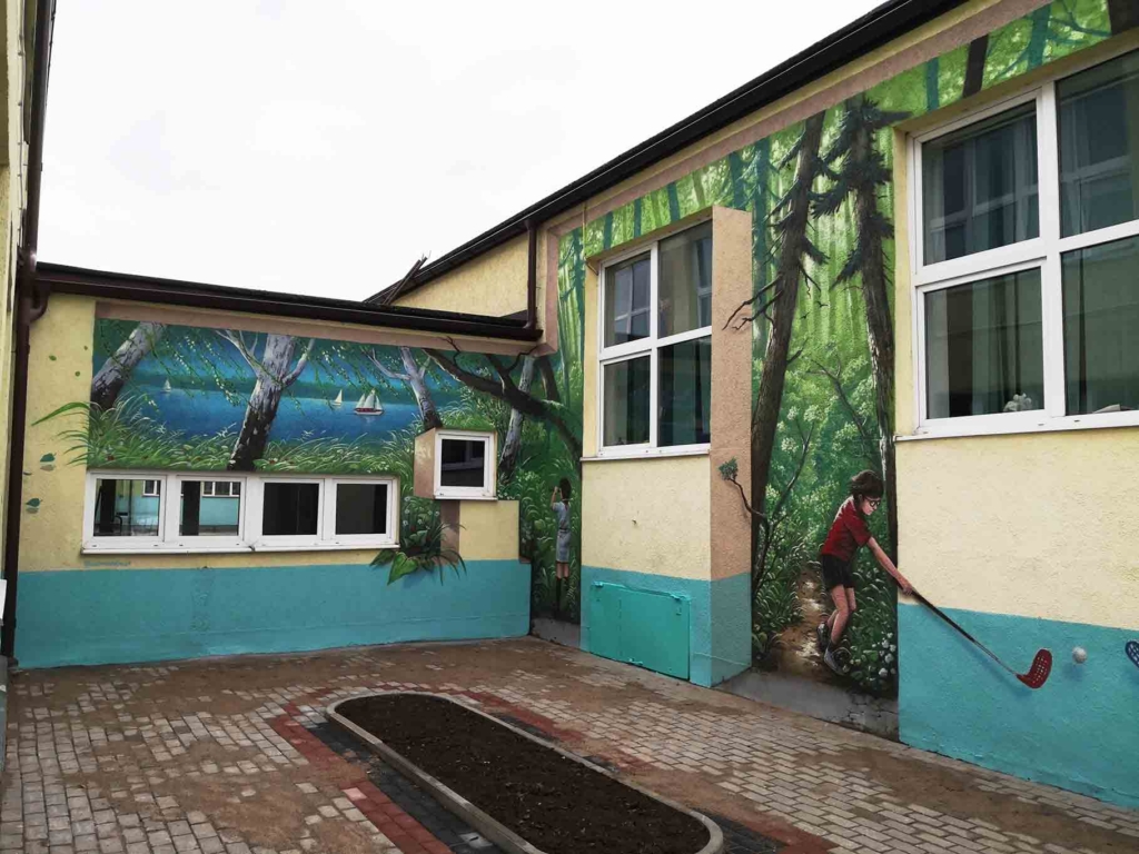 mural w szkole podstawowej 