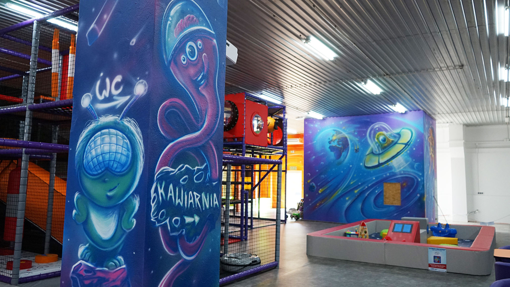 kosmiczna sala zabaw zrealizowana w centrum rozrywki HOP w Ełku